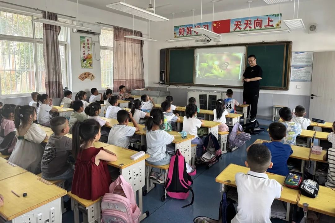 西京学院研究生党员以画传情 绘操场上的“红色课堂”