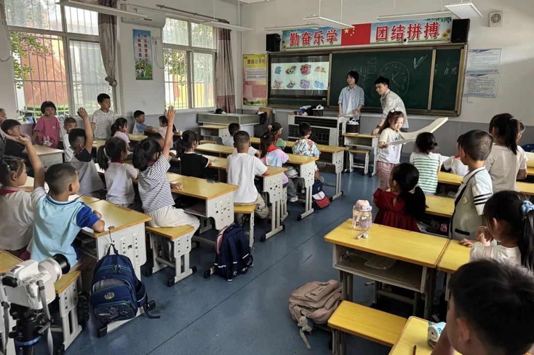 西京学院研究生党员以画传情 绘操场上的“红色课堂”