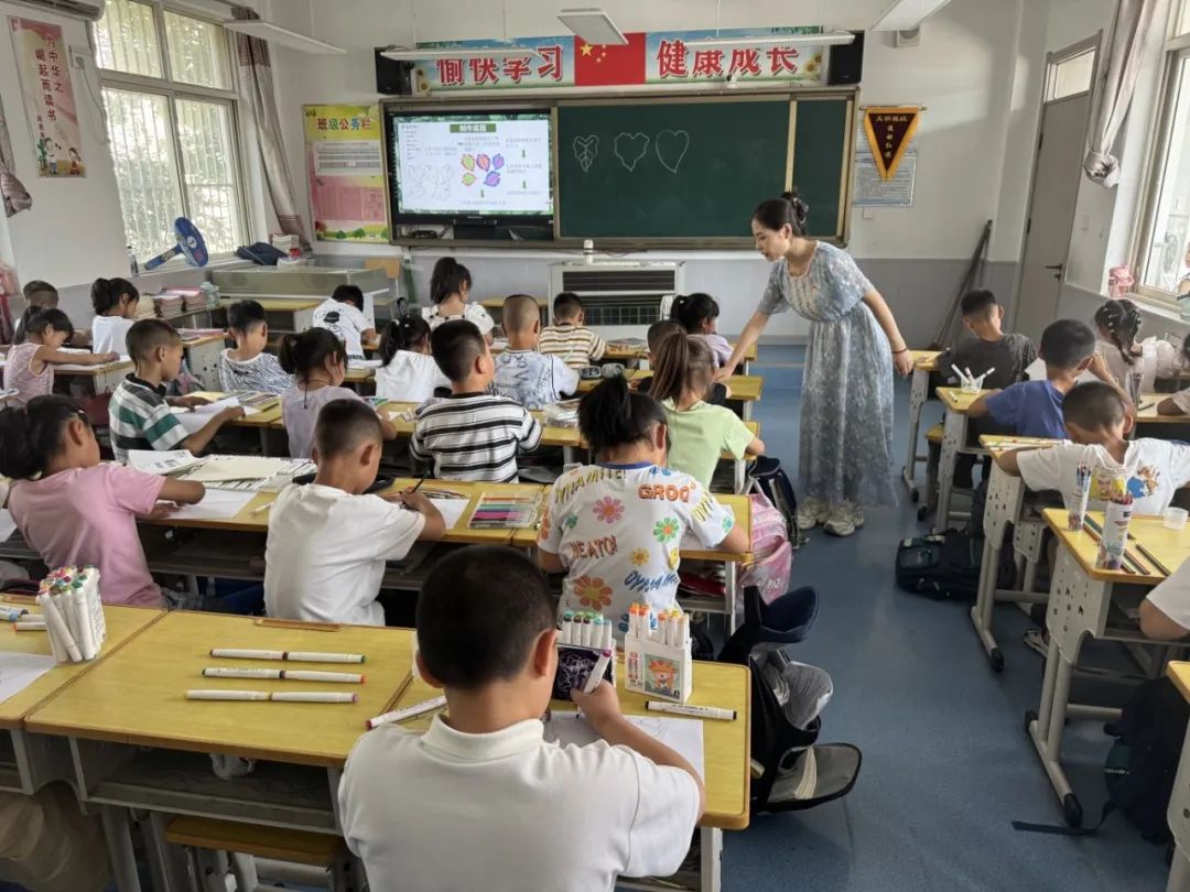 西京学院研究生党员以画传情 绘操场上的“红色课堂”