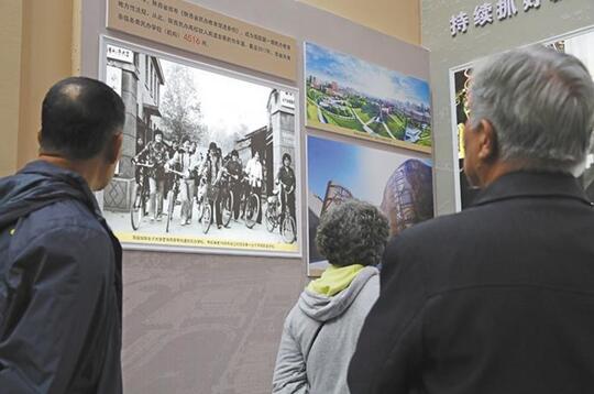 10月23日在陕西省庆祝中华人民共和国成立七十周年成就展上民办高校的发展历程吸引了不少观众的目光.jpg