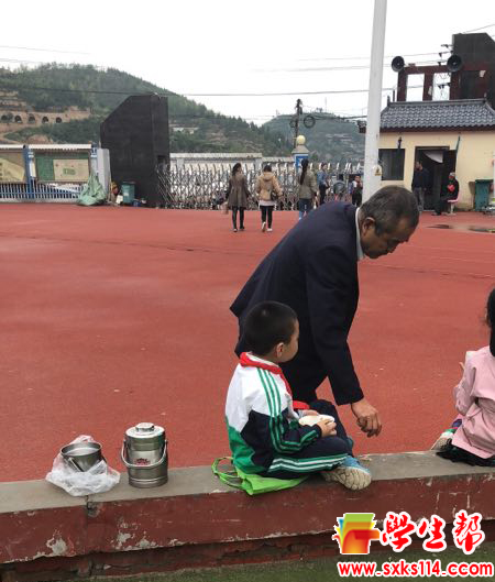 9月19日延川县城关小学操场.jpg