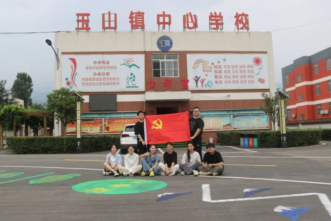 西京学院研究生党员以画传情 绘操场上的“红色课堂”