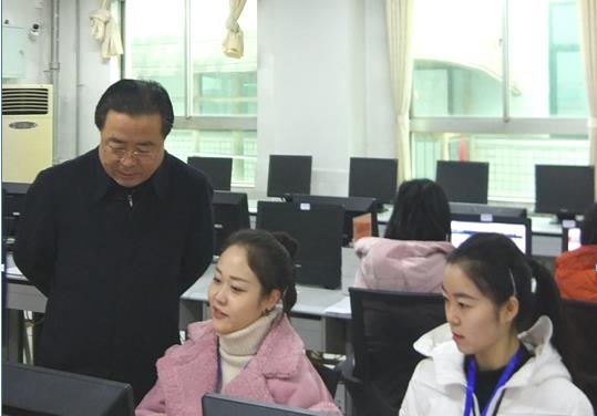 陕西省教育厅副厅长(左一)王海波查看西安市实验小学考点抽题情况.jpg