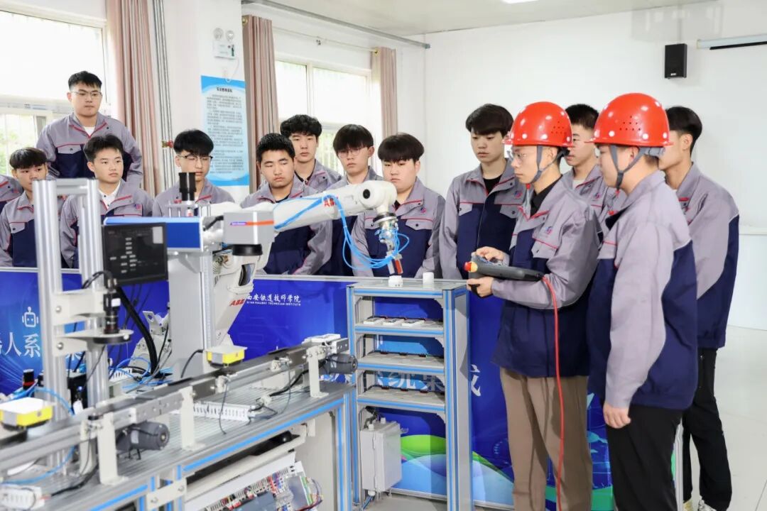 在西安铁道技师学院,读懂技能教育的另一种可能 在西安铁道技师学院,读懂技能教育的另一种可能