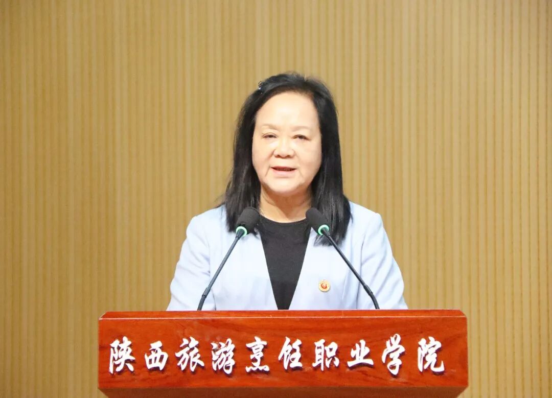 会议在隆重而热烈的氛围中开幕。学院院长王新丽在致辞中强调,本次研讨会,是在我们深入学习习近平新时代中国特色社会主义思想,全面贯彻党的二十届四中全会精神和全国教育大会精神的关键时期举办的一次重要活动。学院也将以此次研讨会为契机,认真汲取各方意见,进一步完善我院的国际化发展战略,深化教育教学改革,努力为行业、为国家培养更多高素质、国际化的技术技能人才,为促进高校毕业生更高质量、更加充分的就业,为服务新发展格局贡献我们职教力量。 会议在隆重而热烈的氛围中开幕。学院院长王新丽在致辞中强调,本次研讨会,是在我们深入学习习近平新时代中国特色社会主义思想,全面贯彻党的二十届四中全会精神和全国教育大会精神的关键时期举办的一次重要活动。学院也将以此次研讨会为契机,认真汲取各方意见,进一步完善我院的国际化发展战略,深化教育教学改革,努力为行业、为国家培养更多高素质、国际化的技术技能人才,为促进高校毕业生更高质量、更加充分的就业,为服务新发展格局贡献我们职教力量。