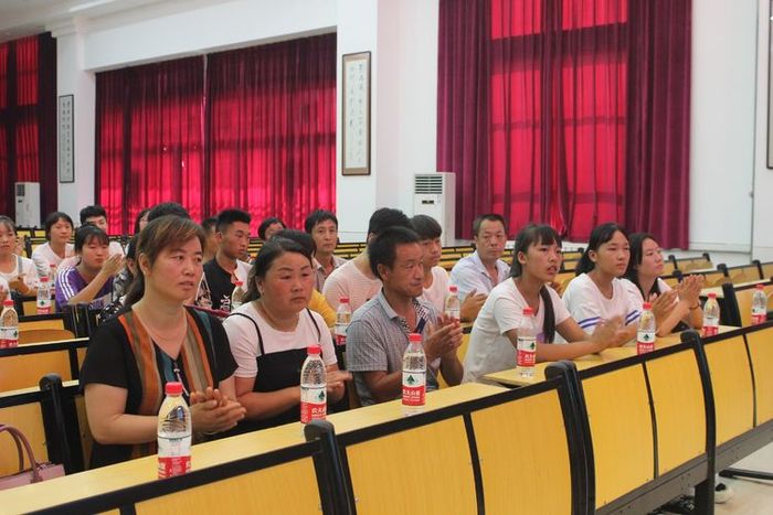 热烈欢迎两当县学生来我校学习深造4.jpg
