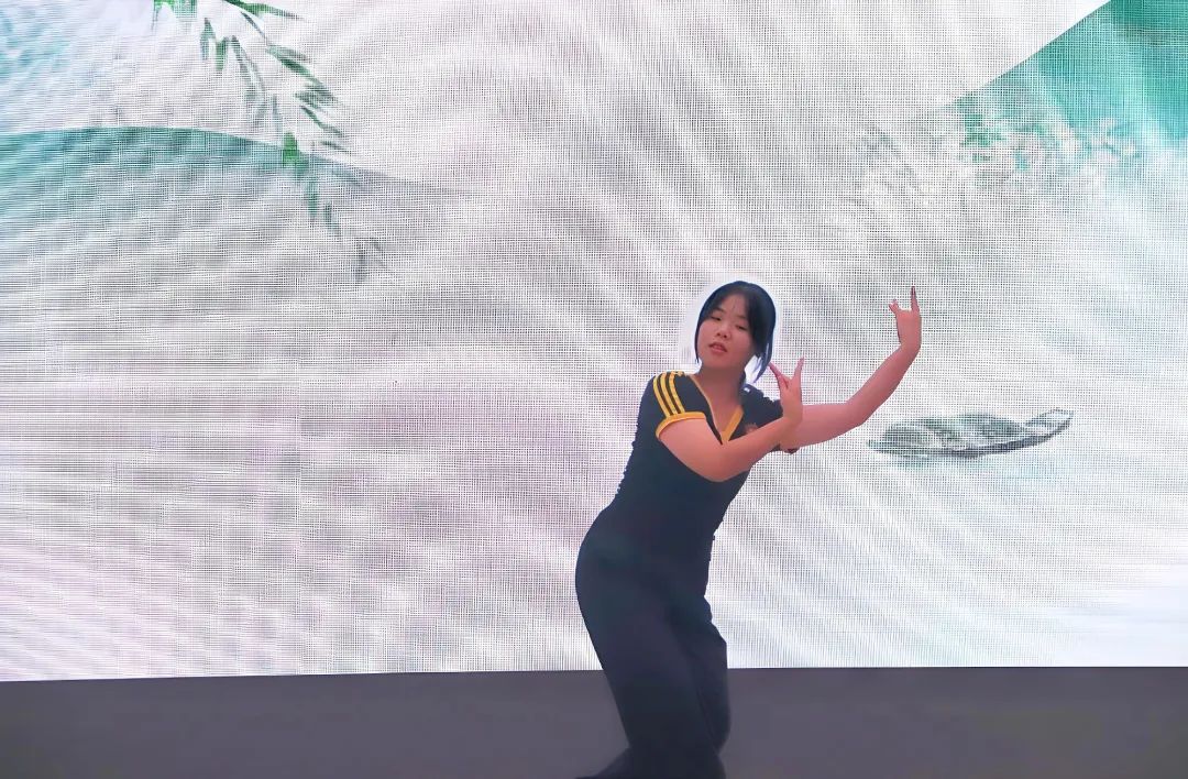 青春集结,星光闪耀!西安东方职业高级中学夏令营联欢晚会燃情落幕 青春集结,星光闪耀!西安东方职业高级中学夏令营联欢晚会燃情落幕