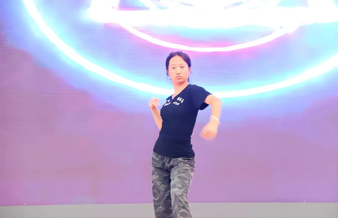 青春集结,星光闪耀!西安东方职业高级中学夏令营联欢晚会燃情落幕 青春集结,星光闪耀!西安东方职业高级中学夏令营联欢晚会燃情落幕