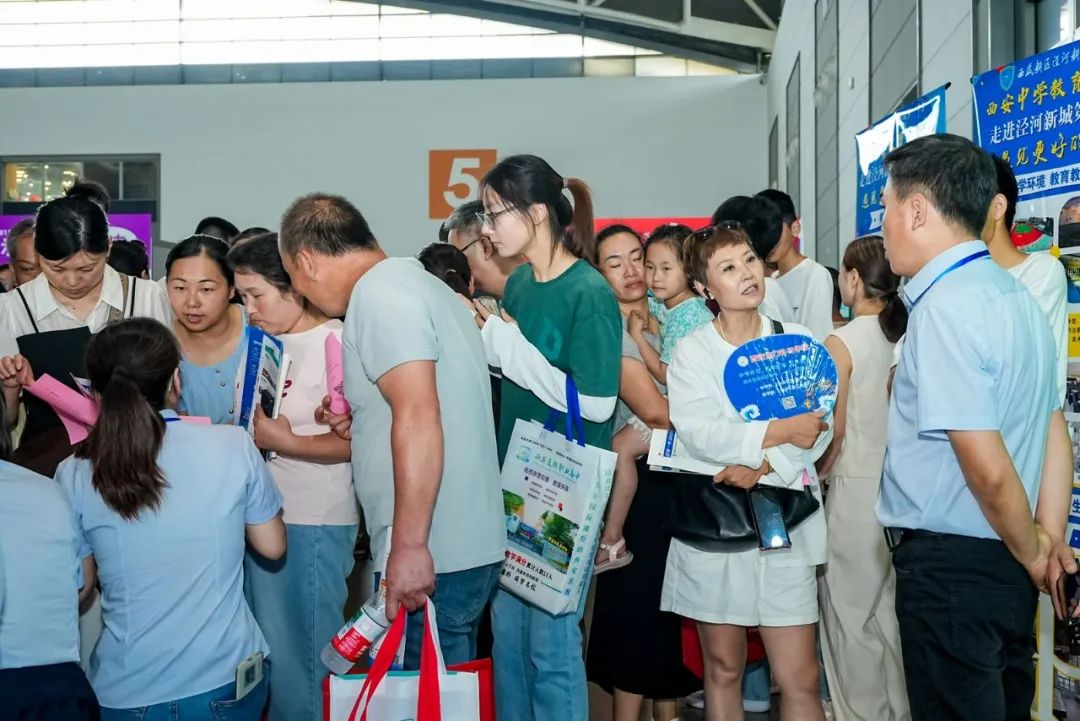 西安市2025年中考招生咨询会举办，170余所学校为中考考生及家长现场答疑