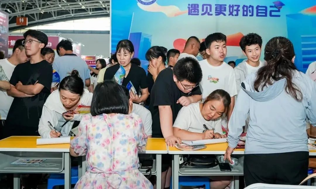 西安市2025年中考招生咨询会举办，170余所学校为中考考生及家长现场答疑