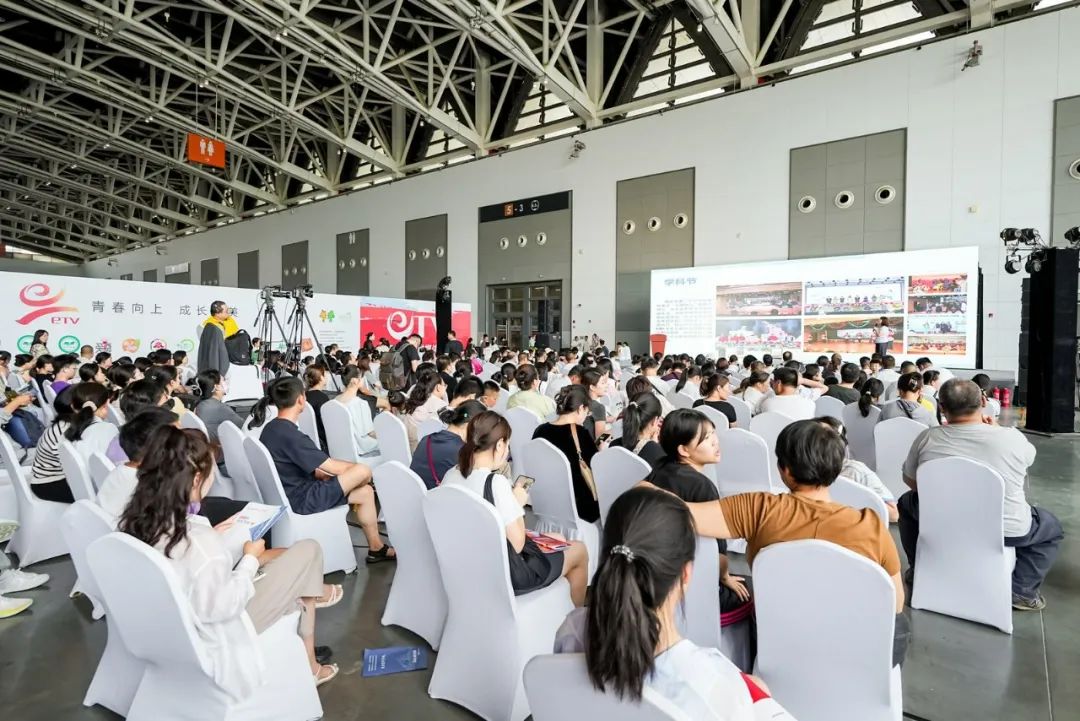 西安市2025年中考招生咨询会举办，170余所学校为中考考生及家长现场答疑