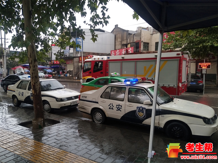 辖区红旗派出所民警第一时间赶到疏散人员警戒疏导.jpg