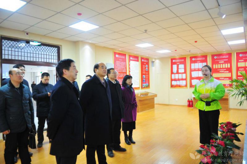 陕西省委教育工委委员、省教育厅副厅长刘建林(左二)一行参观陕西学前师范学院校史馆.jpg