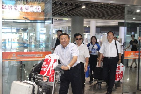华山教育集团赴哈萨克斯坦代表团一行走出机场.jpg