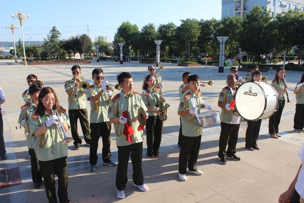 全体教师热烈欢迎代表团一行.jpg