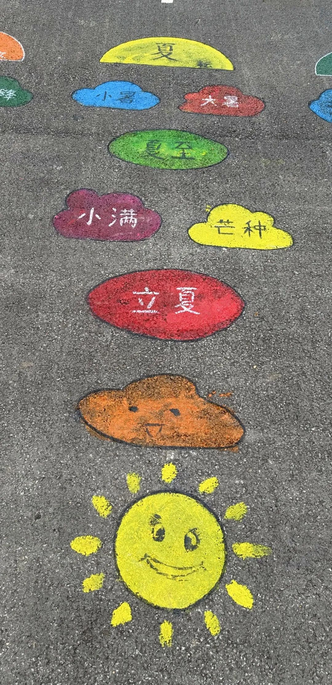西京学院研究生党员以画传情 绘操场上的“红色课堂”