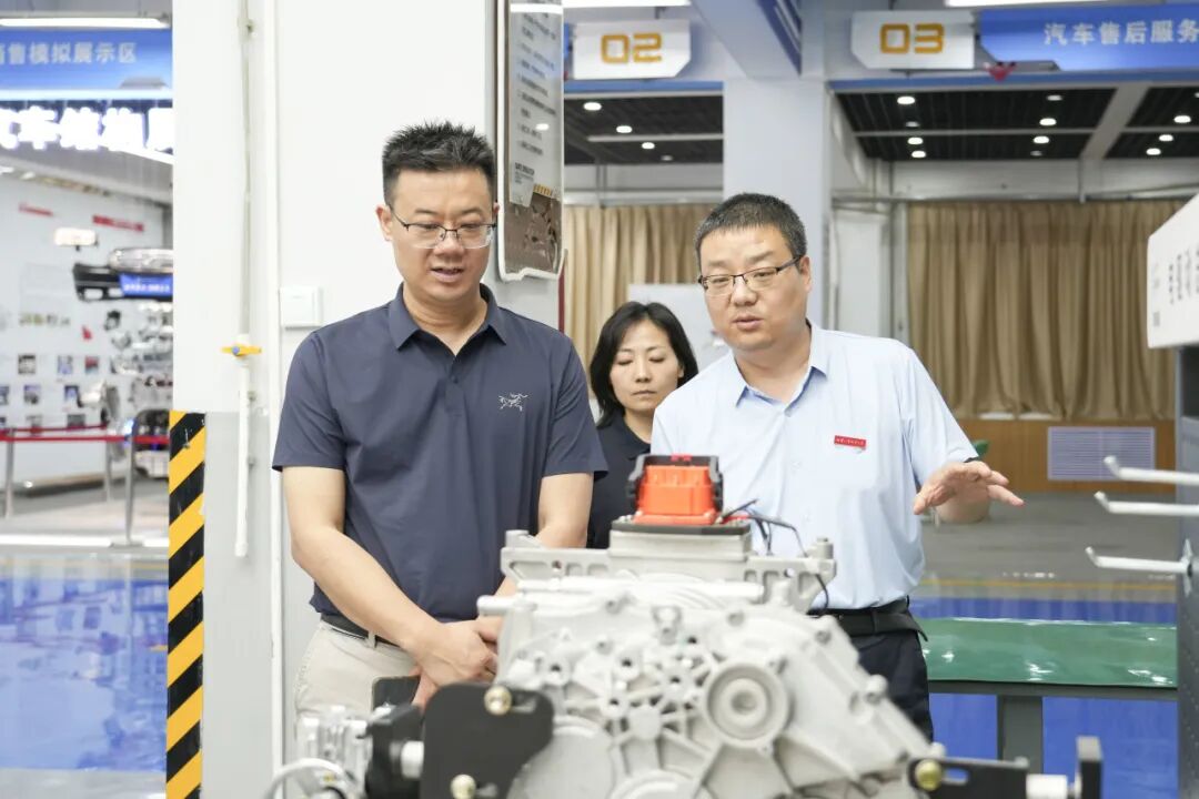 西安汽车职业大学与西安天翼智飞科技集团签署战略合作协议