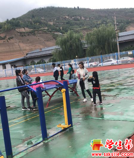 9月19日延川县城关小学操场4.jpg