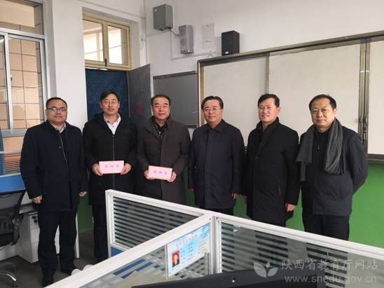 陕西省委教育工委委员、省教育厅副厅长王海波(右三)在子洲中学慰问支教教师.jpg