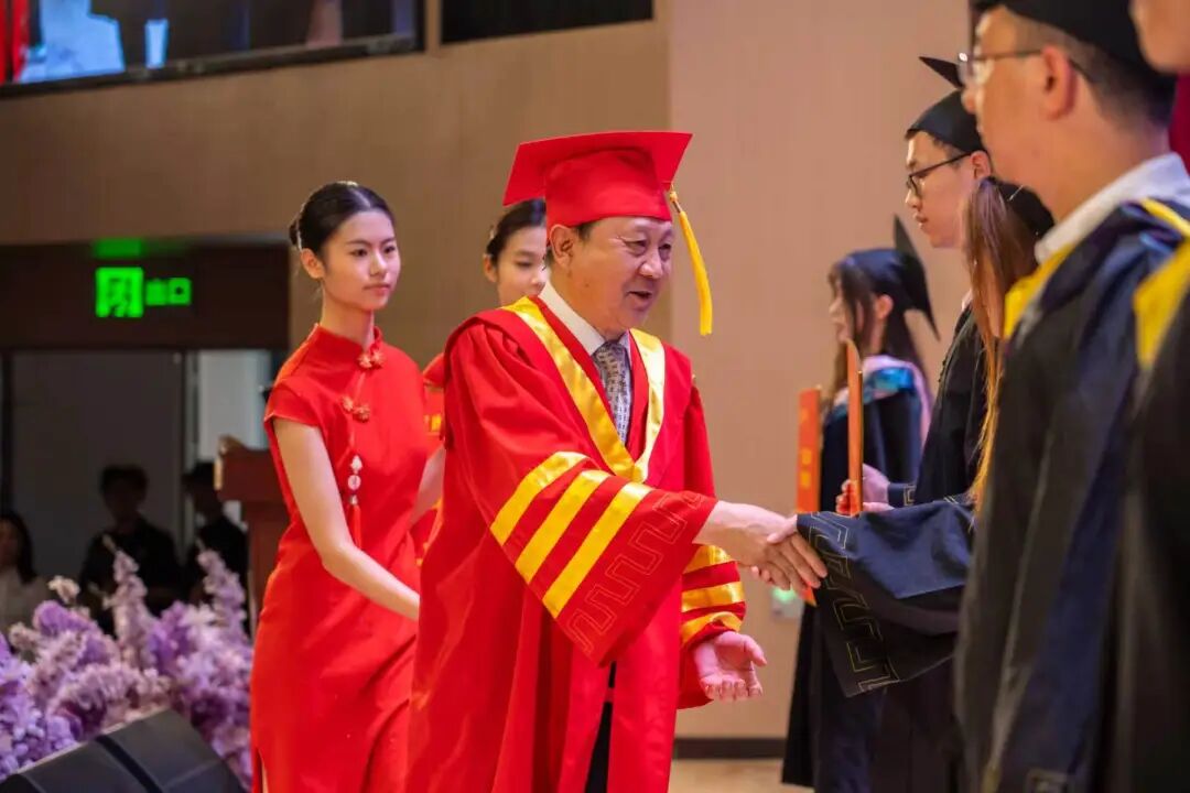 西安明德理工学院隆重举行2026届学生毕业典礼