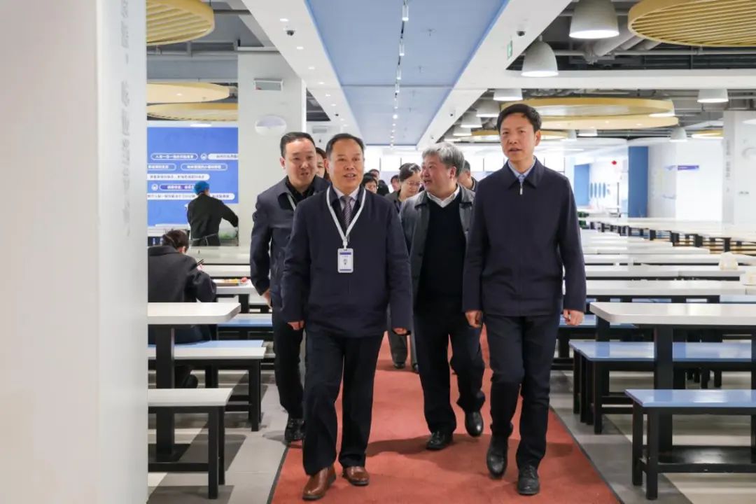 陕西省委教育工委委员、省教育厅副厅长申雪峰(右一)一行在西安现代职业高中专题调研综合高中试点工作 陕西省委教育工委委员、省教育厅副厅长申雪峰(右一)一行在西安现代职业高中专题调研综合高中试点工作