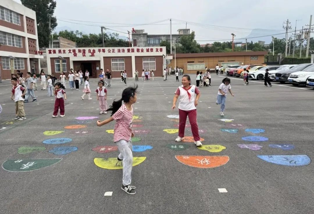 西京学院研究生党员以画传情 绘操场上的“红色课堂”