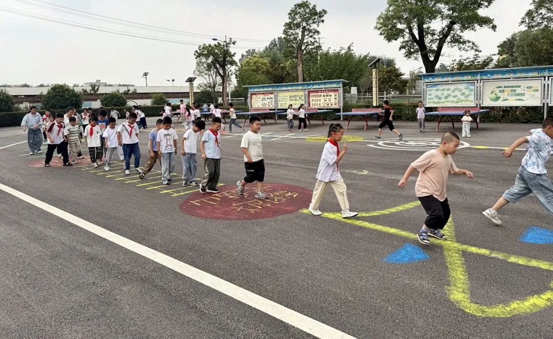 西京学院研究生党员以画传情 绘操场上的“红色课堂”