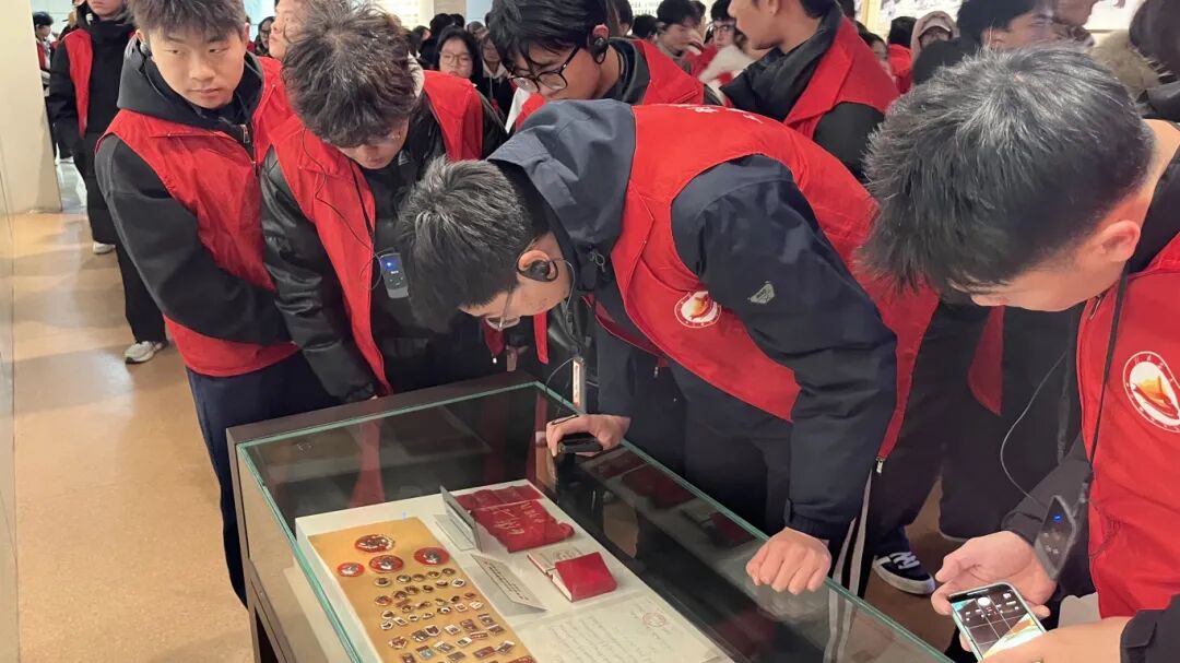 西安高新科技职业学院举行“到延安去”· 三秦学子圣地行实践研学活动 西安高新科技职业学院举行“到延安去”· 三秦学子圣地行实践研学活动