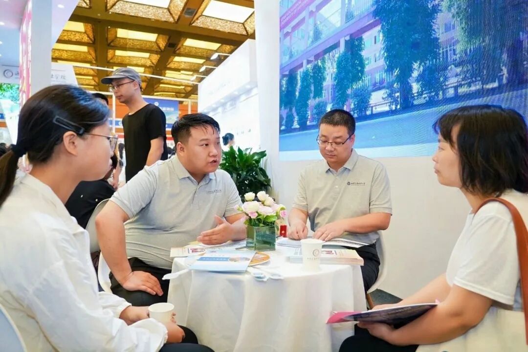 西安交通职业学校“靓响”西安中招会！现场报名学子络绎不绝...