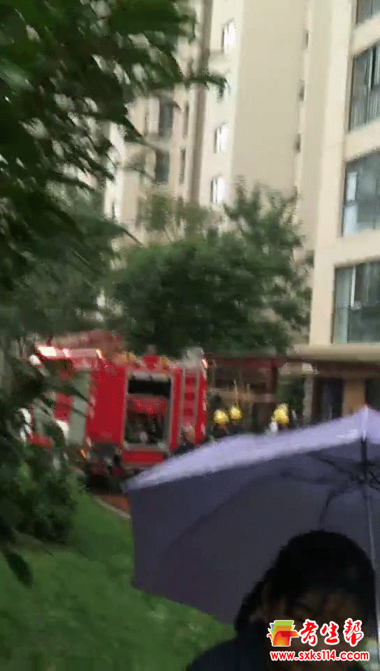 消防队员奔赴火场.gif