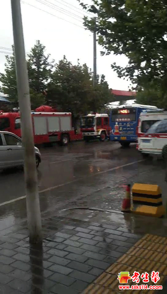 消防队员和急救及时赶到.gif