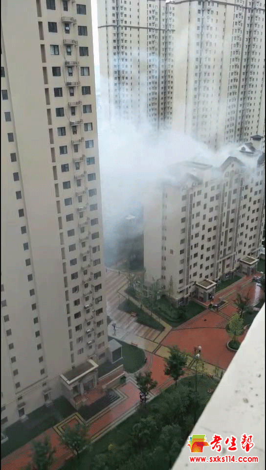 失火小区上空浓烟滚滚.gif