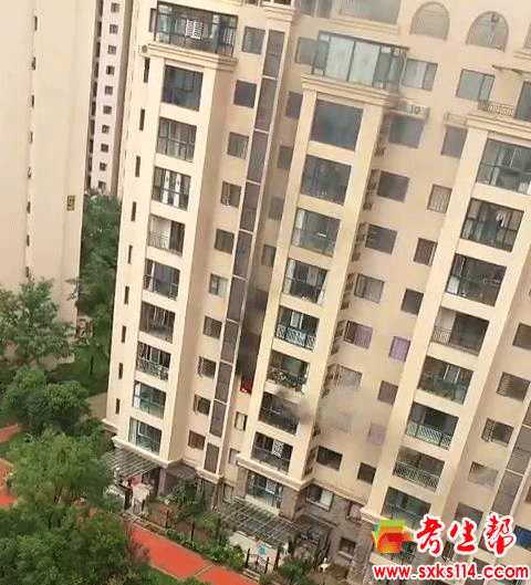 西安市灞桥区合能十里锦绣发生火灾.gif