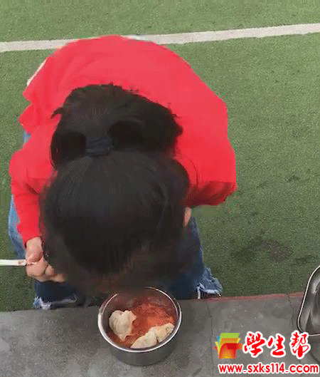 蹲着吃饭腿疼起来揉揉活动一下再吃.gif