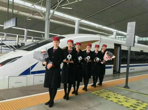 女生为什么不挑选高铁乘务员工作？看一下薪资待遇和环境就明白了.png