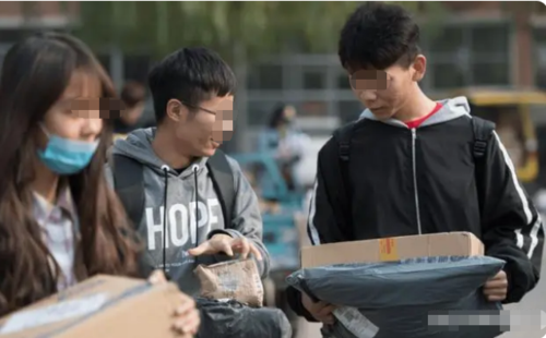 大学生每月生活费级别，第一级媲美荒岛生存，大部分学生都是在第三档1.png