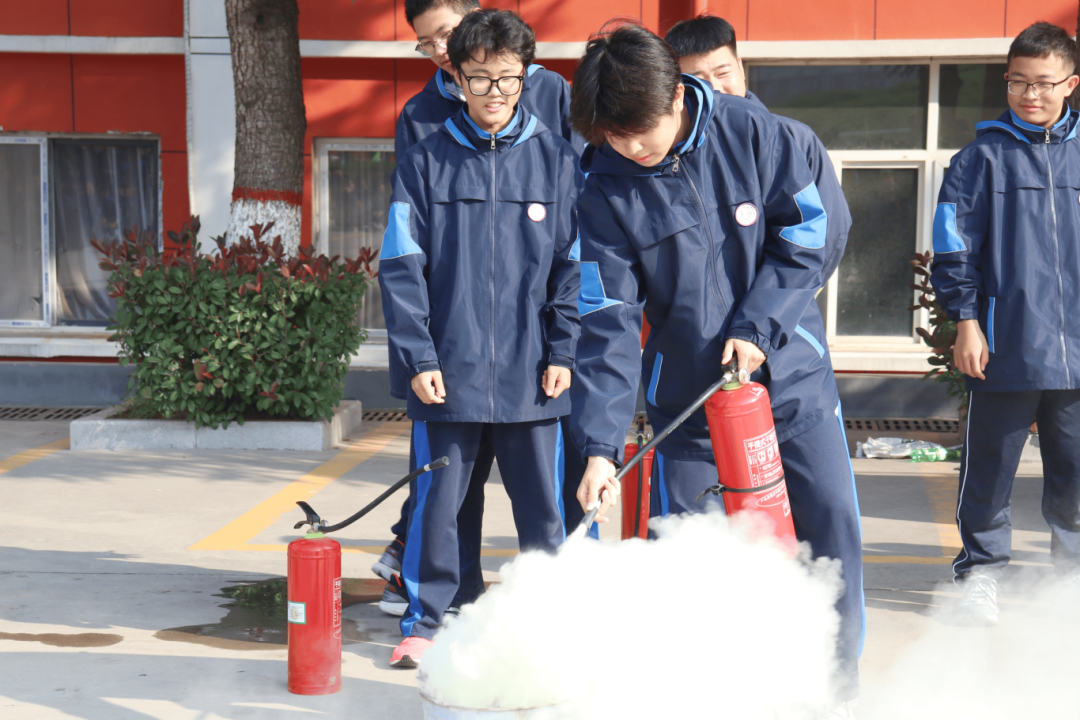 以练为战,防患未“燃” | 西安育华职业高中成功举行学生公寓消防应急疏散演练 以练为战,防患未“燃” | 西安育华职业高中成功举行学生公寓消防应急疏散演练