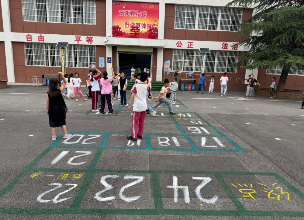 西京学院研究生党员以画传情 绘操场上的“红色课堂”