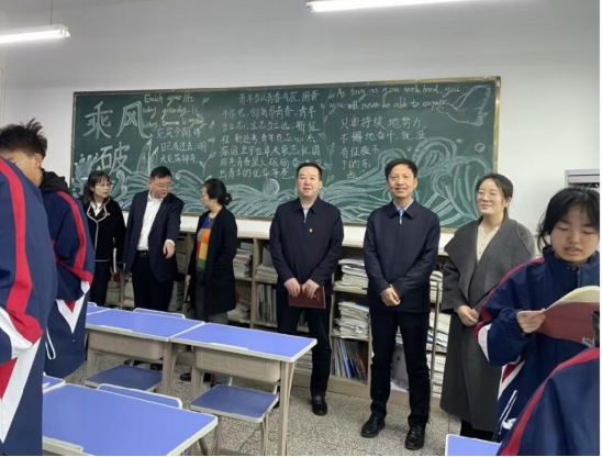 陕西省委教育工委委员、省教育厅副厅长申雪峰(后排右二)一行在陕西省石油化工学校专题调研综合高中试点工作 陕西省委教育工委委员、省教育厅副厅长申雪峰(后排右二)一行在陕西省石油化工学校专题调研综合高中试点工作