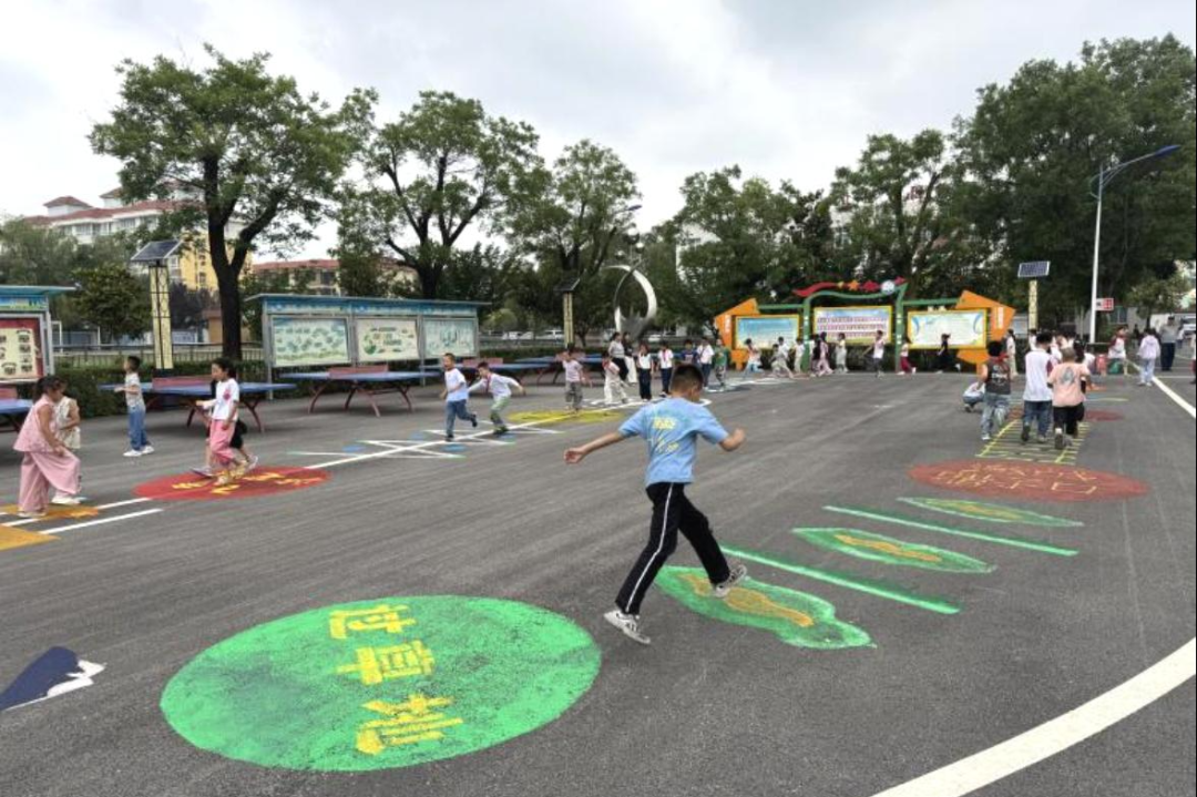 西京学院研究生党员以画传情 绘操场上的“红色课堂”