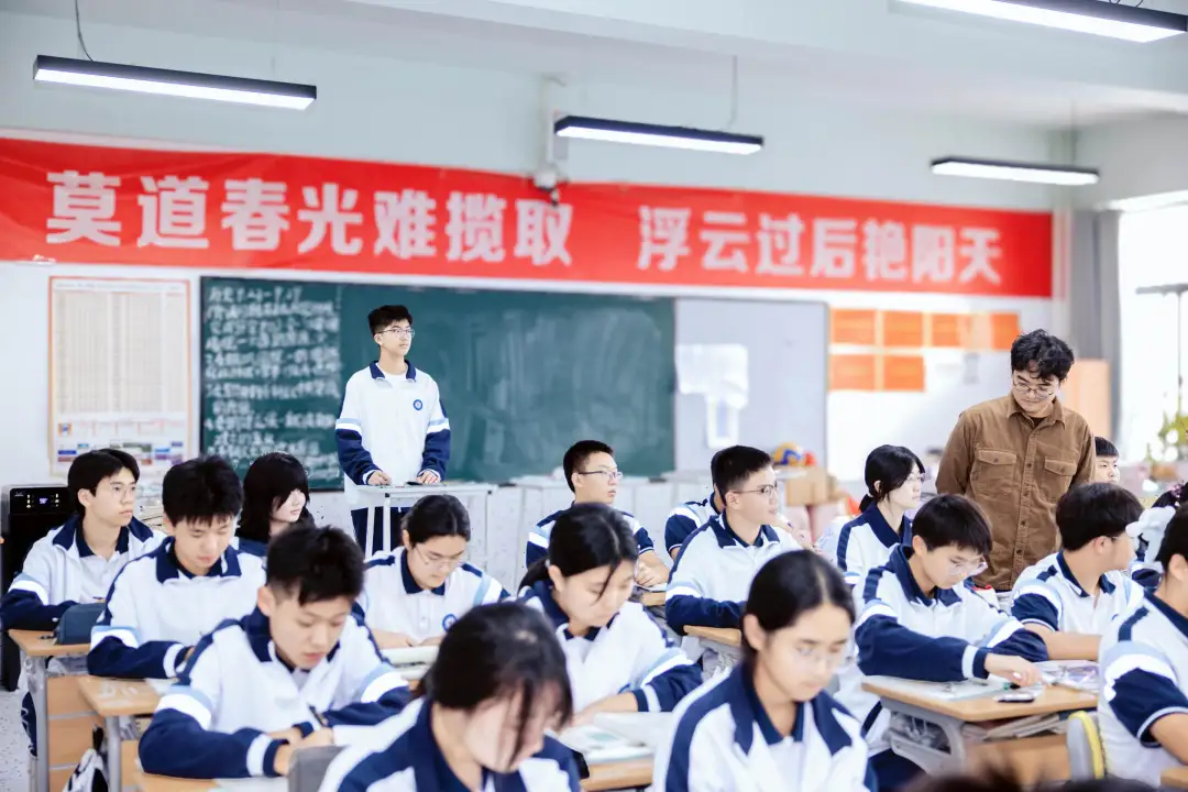 西安现代综合职业高中曹柏瑞在2025“朱雀杯”上荣获了全国二等奖。 西安现代综合职业高中曹柏瑞在2025“朱雀杯”上荣获了全国二等奖。