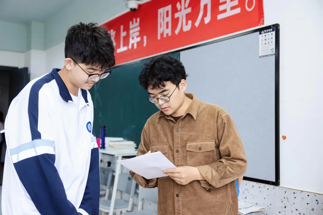 西安现代综合职业高中曹柏瑞在2025“朱雀杯”上荣获了全国二等奖。 西安现代综合职业高中曹柏瑞在2025“朱雀杯”上荣获了全国二等奖。