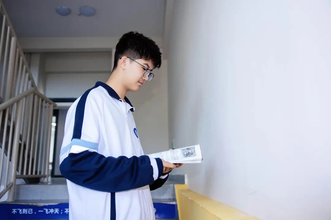 西安现代综合职业高中曹柏瑞在2025“朱雀杯”上荣获了全国二等奖。 西安现代综合职业高中曹柏瑞在2025“朱雀杯”上荣获了全国二等奖。