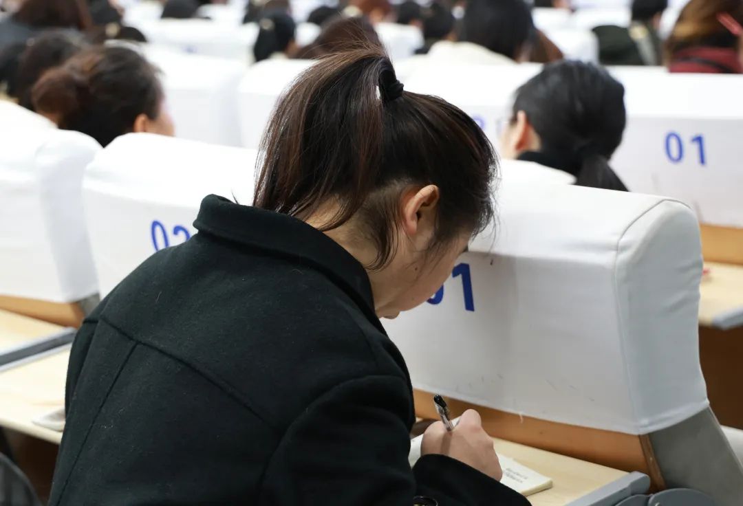 西安海棠职业学院举办人工智能专题讲座，引领教育智能化变革