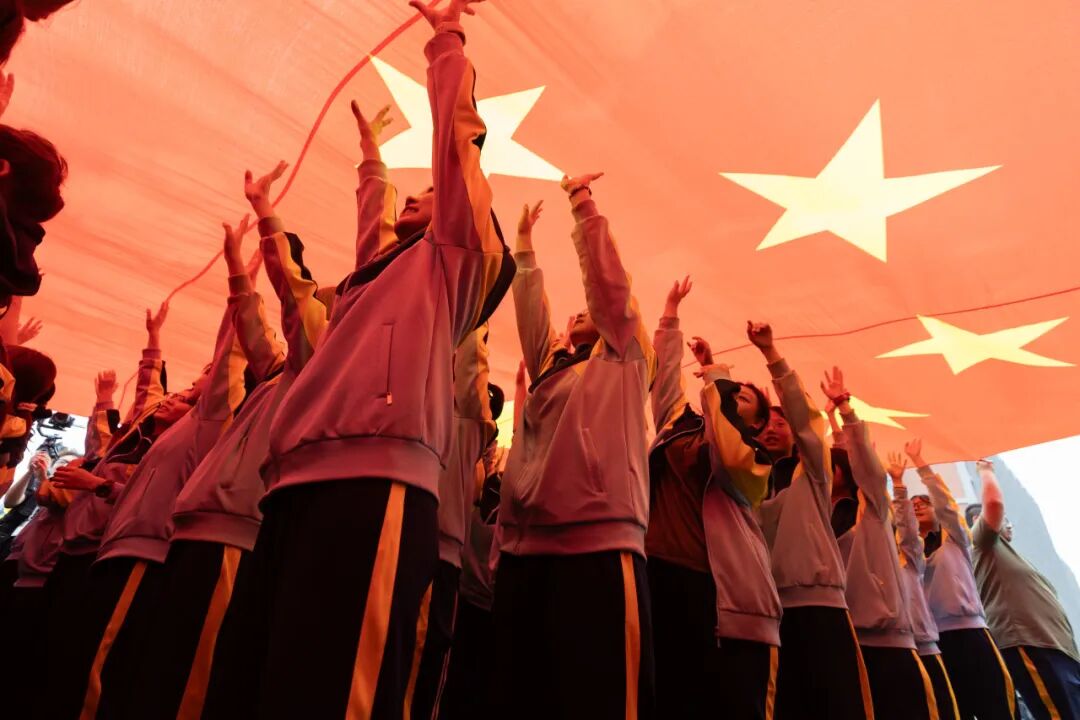 西安明德理工学院2026级学生开学典礼暨军训总结表彰大会圆满举行