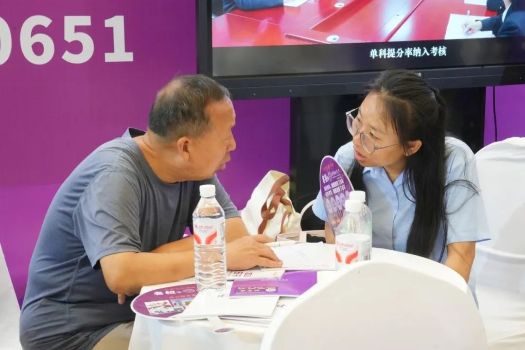 火速围观 | 西安育华职业高中中招会首日火爆现场正在进行时