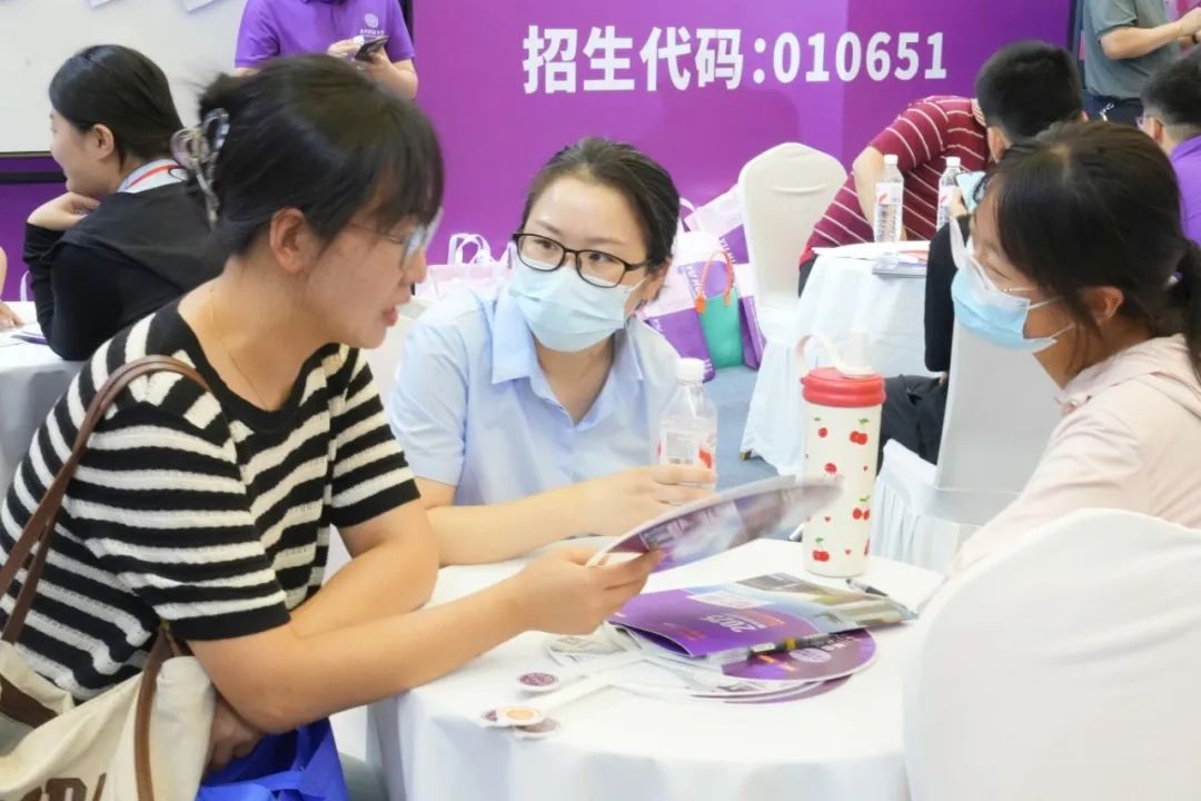 火速围观 | 西安育华职业高中中招会首日火爆现场正在进行时