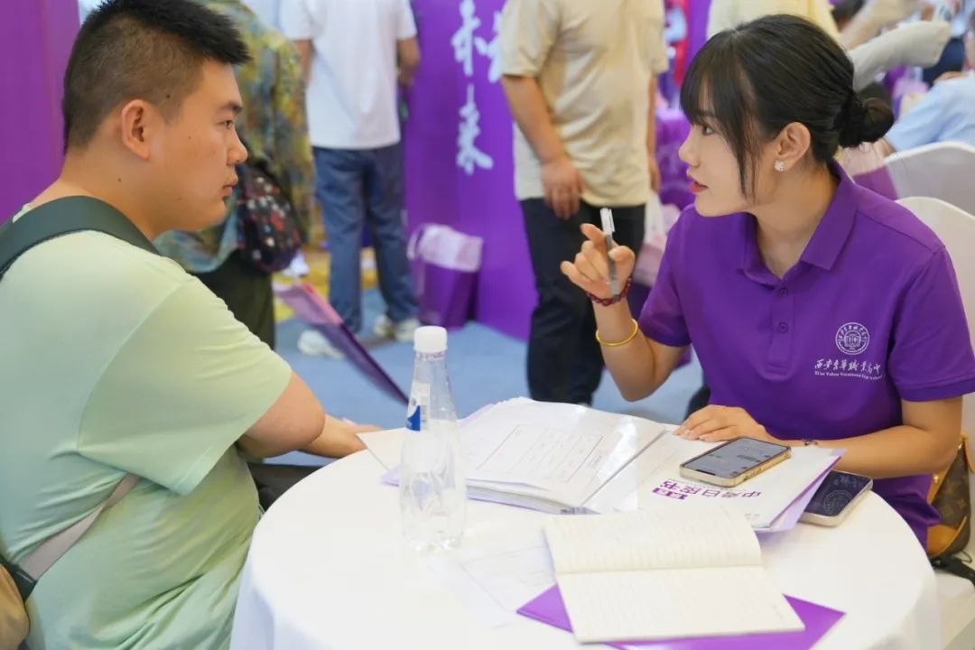 火速围观 | 西安育华职业高中中招会首日火爆现场正在进行时