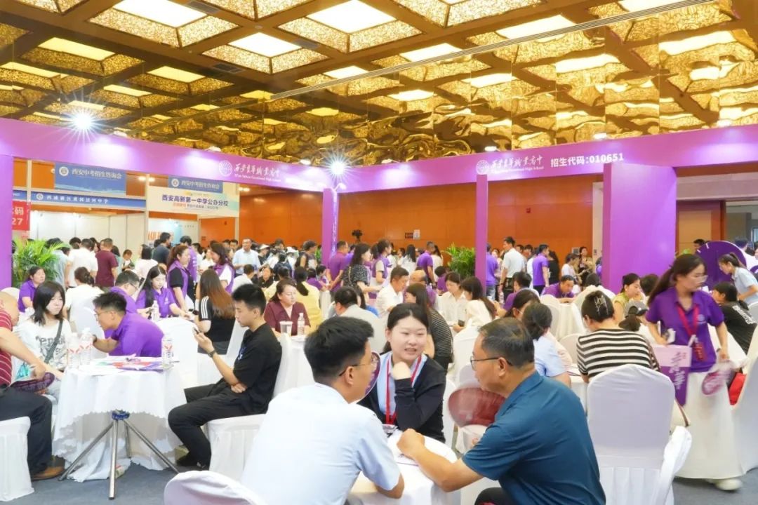 火速围观 | 西安育华职业高中中招会首日火爆现场正在进行时