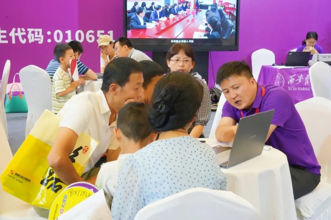 火速围观 | 西安育华职业高中中招会首日火爆现场正在进行时